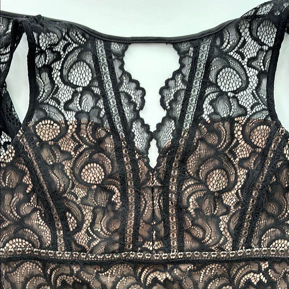 GUESS Lace & Nude Bodycon Mini Dress - Picture 3 of 7